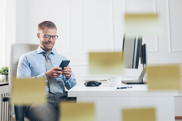 Homme d'affaires prospère travaillant dans son bureau