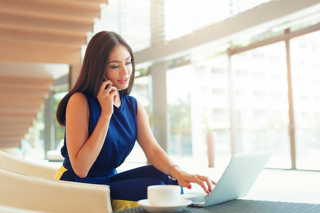 Homme d'affaires prospère travaillant sur ordinateur portable.