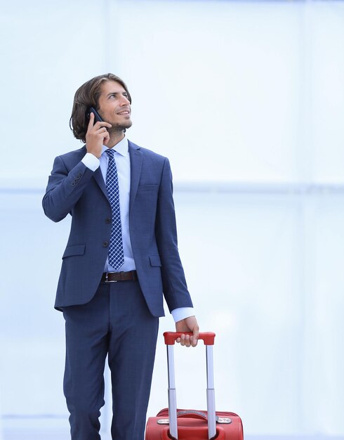 Homme d'affaires prospère avec valise de voyage