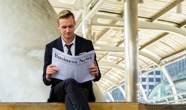 Photo un homme d'affaires qui lit le journal.