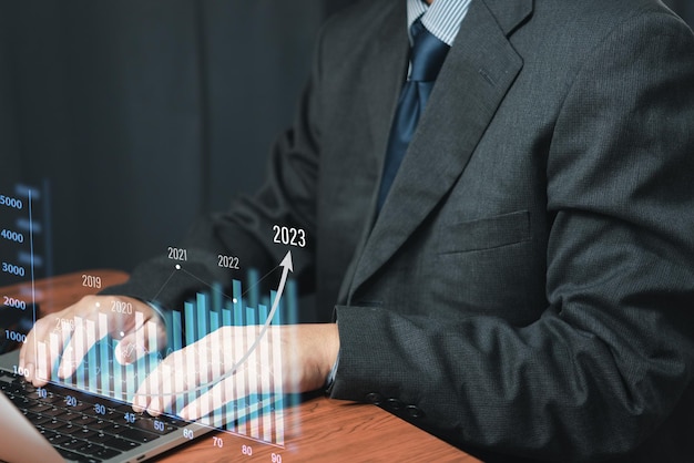 Homme d'affaires rapport financier investissement analyse du bilan de l'entreprise travaillant avec le numérique avec le graphique d'entreprise virtuel 2023 targetConcept économie d'entreprise Fonds et actifs numériques