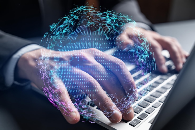 Photo homme d'affaires à la recherche de nouvelles opportunités dans le commerce international en tapant l'arrière-plan de l'ordinateur portable carte du monde hologramme