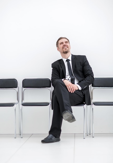 Photo homme d'affaires réfléchi assis dans le couloir du bureau