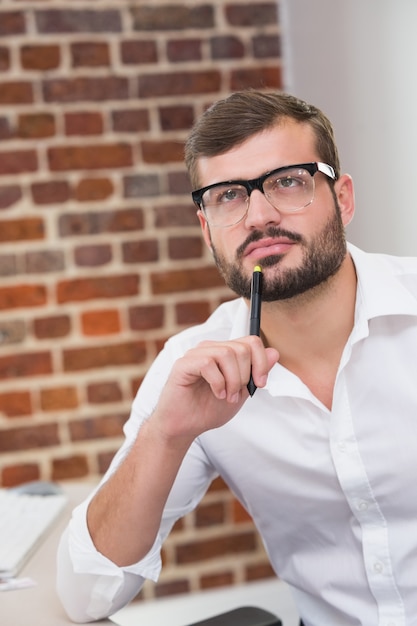 Homme d&#39;affaires réfléchie au bureau