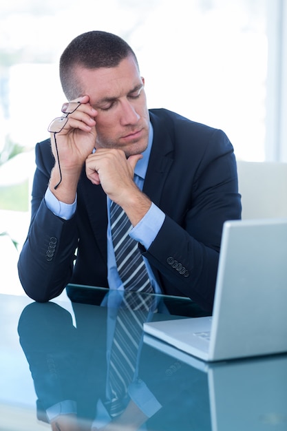 Homme d&#39;affaires réfléchie dans son bureau