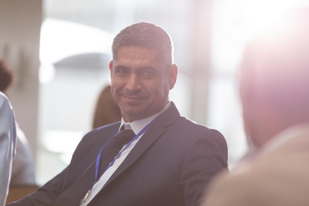 Photo homme d'affaires regardant un collègue pendant un séminaire au bureau