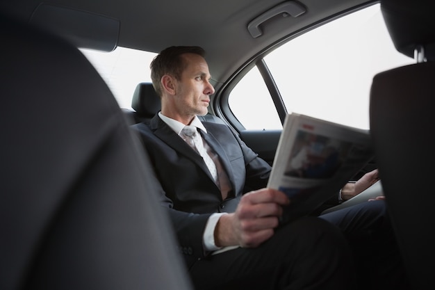 Homme d&#39;affaires, regardant par la fenêtre