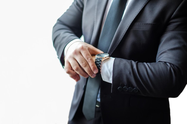 Homme d&#39;affaires en regardant sa montre au bureau