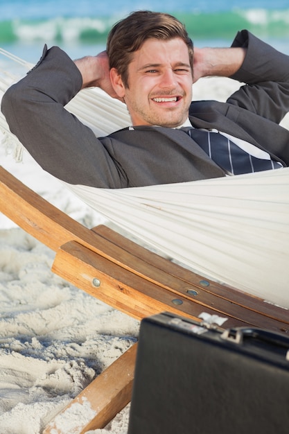 Homme d&#39;affaires relaxant dans un hamac