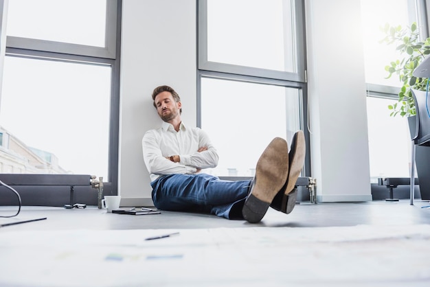 Homme d'affaires relaxant sur le sol de son bureau