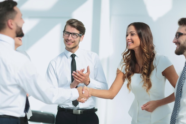 Un homme d'affaires rencontre une femme d'affaires remet le concept de la transaction