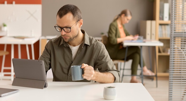 Photo homme d'affaires respectant les mesures de sécurité au bureau