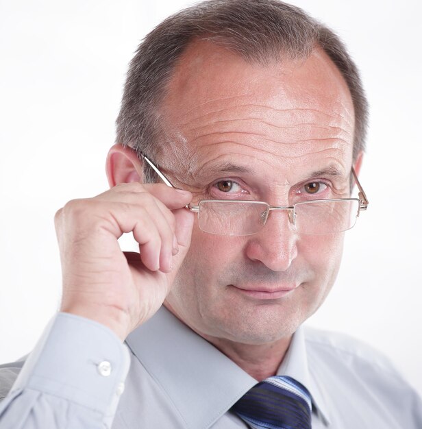 Homme d'affaires responsable avec des lunettes isolées sur blanc