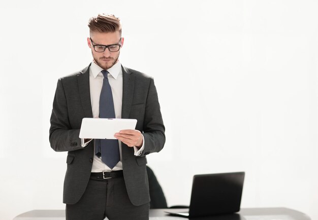 Homme d'affaires responsable regardant la photo de l'écran de la tablette numérique avec espace de copie