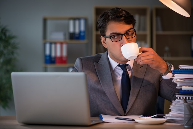 Homme d'affaires restant au bureau pendant de longues heures