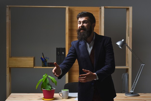 L'homme d'affaires réussi est le bienvenu portrait de poignée de main d'homme d'affaires barbu a souri dans l'homme d'affaires