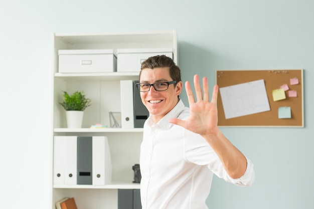 Homme d'affaires s'amusant au bureau