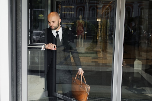 Homme d'affaires avec un sac près du bureau