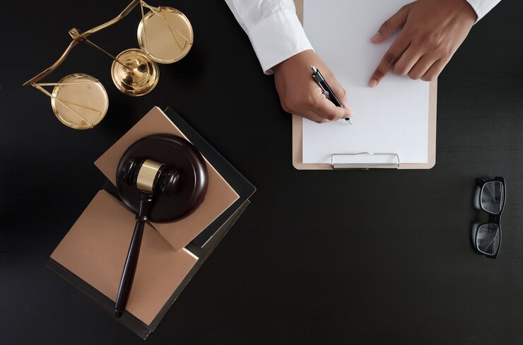 Photo homme d&#39;affaires se serrant la main juge marteau avec les avocats de la justice confiance promesse gagnez l&#39;affaire