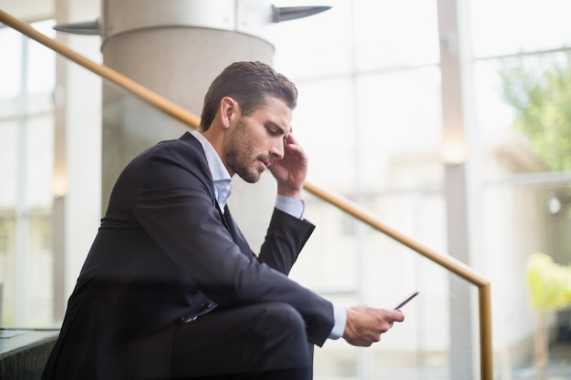 Homme affaires, séance, étapes, utilisation, téléphone portable