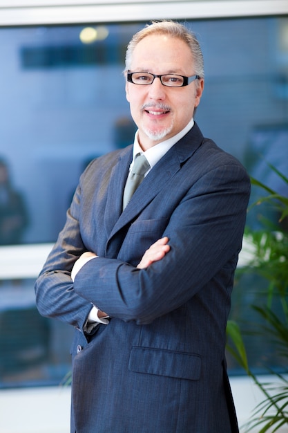 Homme d&#39;affaires senior dans son bureau