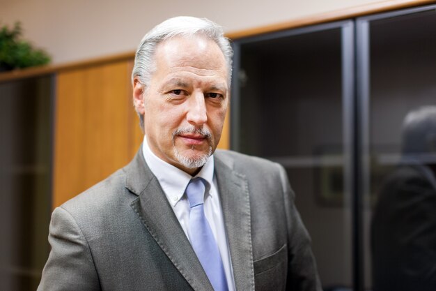 Homme d&#39;affaires senior dans son bureau