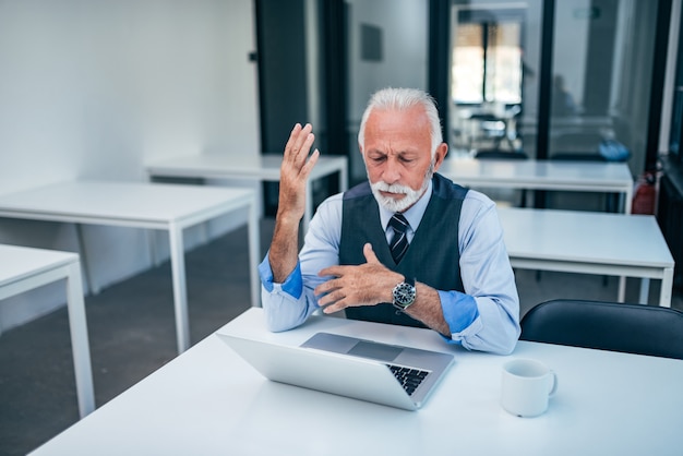 Homme d&#39;affaires senior discutant du travail en ligne.