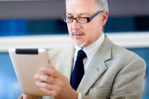 Homme d&#39;affaires senior avec sa tablette