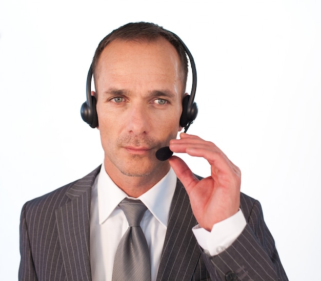 Homme d&#39;affaires sérieux avec un casque sur