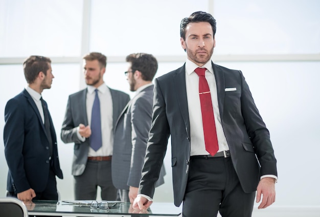 Homme d'affaires sérieux debout dans les gens d'affaires de bureau