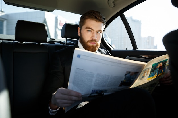 Homme d'affaires sérieux avec journal