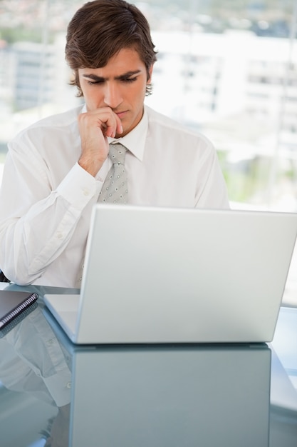 Homme d&#39;affaires sérieux sur son ordinateur portable