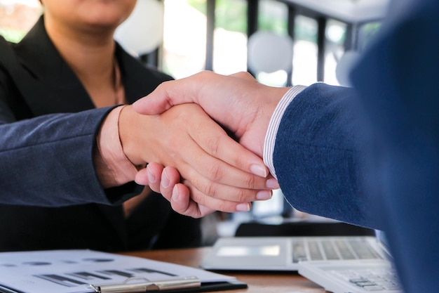 Homme d'affaires serrant la main candidat retenu lors d'un entretien a obtenu le poste dans l'équipe Bienvenue à bord réussi à faire un concept de réunion dealxApartnership