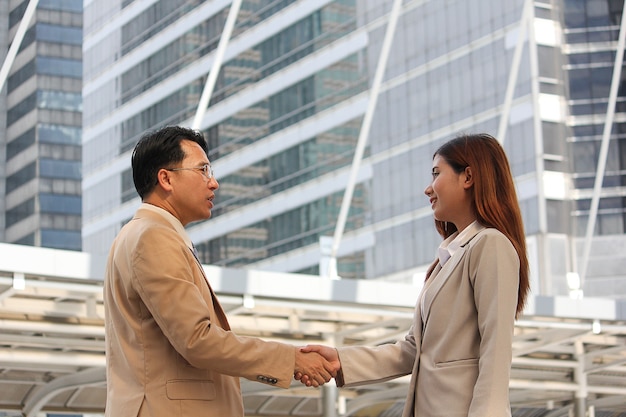 homme d&#39;affaires serre la main avec une femme d&#39;affaires