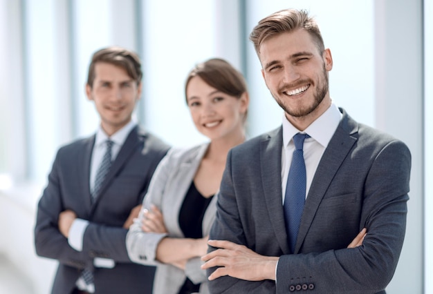 Homme d'affaires et ses collègues debout ensemble