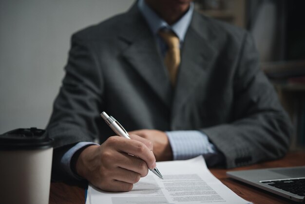 Photo homme d'affaires signe des contrats d'investissement des documents professionnels avec un stylo faisant la signature demande d'emploi financier et d'assurance