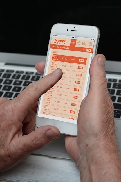 Homme d'affaires avec smartphone, achat de billets d'avion sur une application mobile