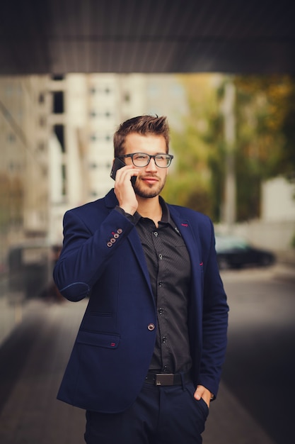 Homme d&#39;affaires avec smartphone