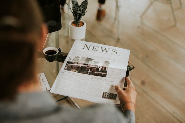 Homme d'affaires sur son bureau avec un journal