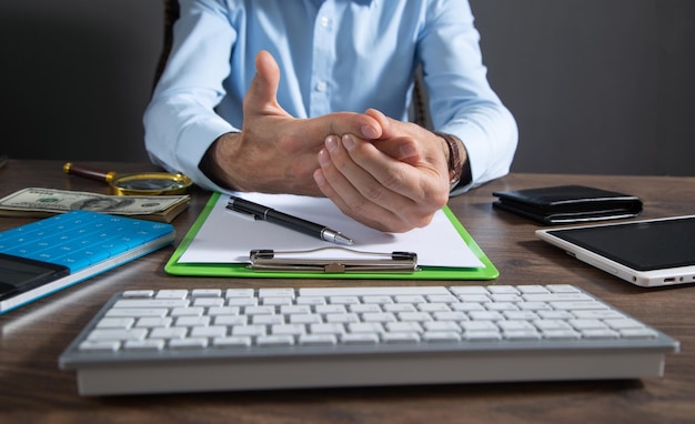 Homme d'affaires souffrant de douleurs à la main au bureau