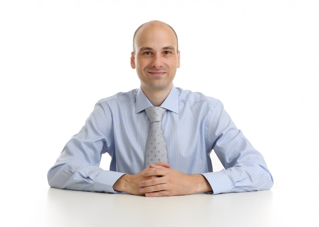 Photo homme d'affaires souriant assis à son bureau isolé sur blanc isolé