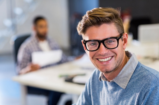 homme d'affaires souriant au bureau