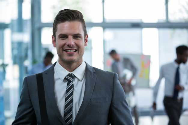 Homme d'affaires souriant au bureau