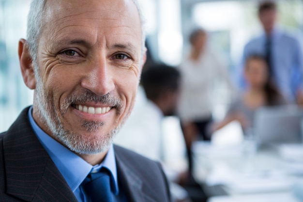 Homme d'affaires souriant au bureau