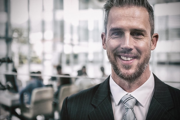 Homme d&#39;affaires souriant au bureau