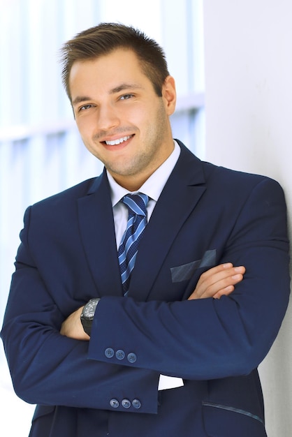 Photo homme d'affaires souriant au bureau