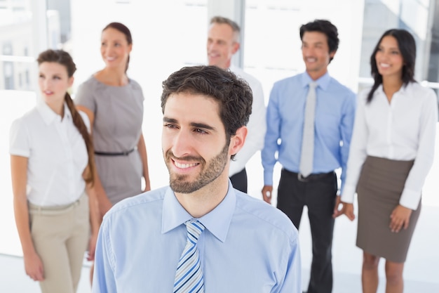 Homme d&#39;affaires souriant au travail