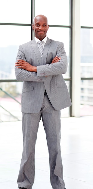 Homme d&#39;affaires souriant avec les bras croisés