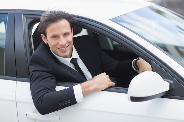 Homme d&#39;affaires, souriant à la caméra