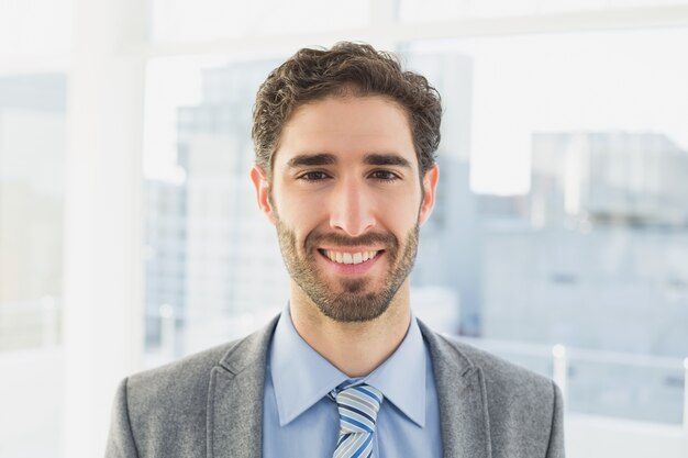 Homme d&#39;affaires, souriant à la caméra